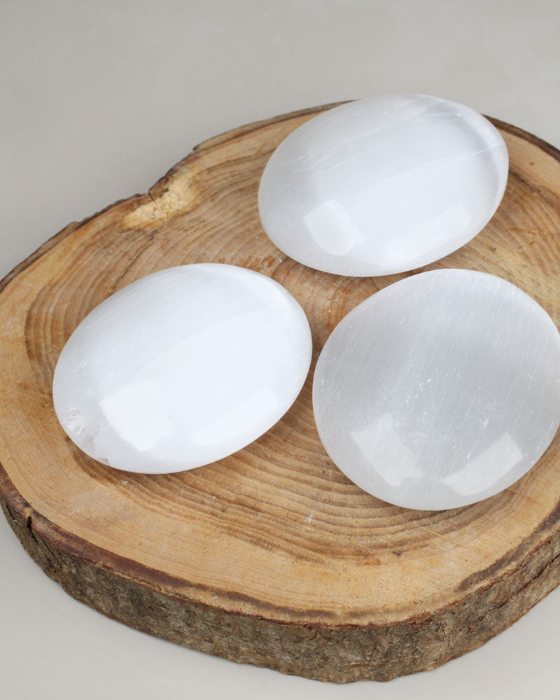 Selenite Palm stone white 6 cm