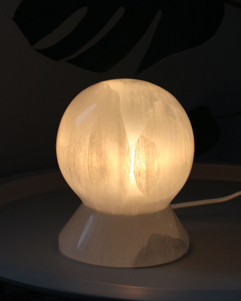 Selenit sfärlampa