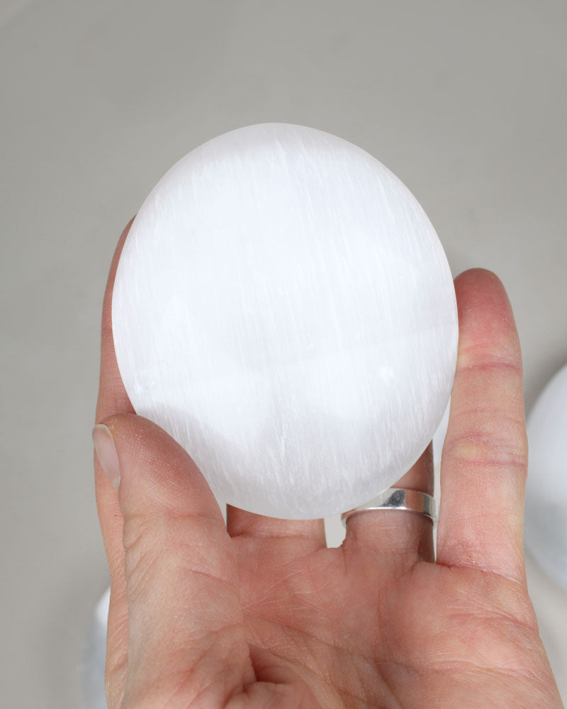 Selenite Palm stone white 6 cm