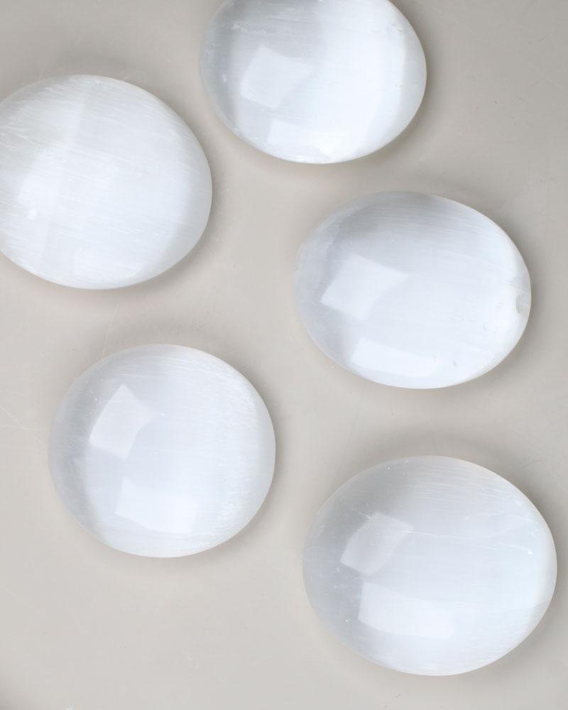 Selenite Palm stone white 6 cm