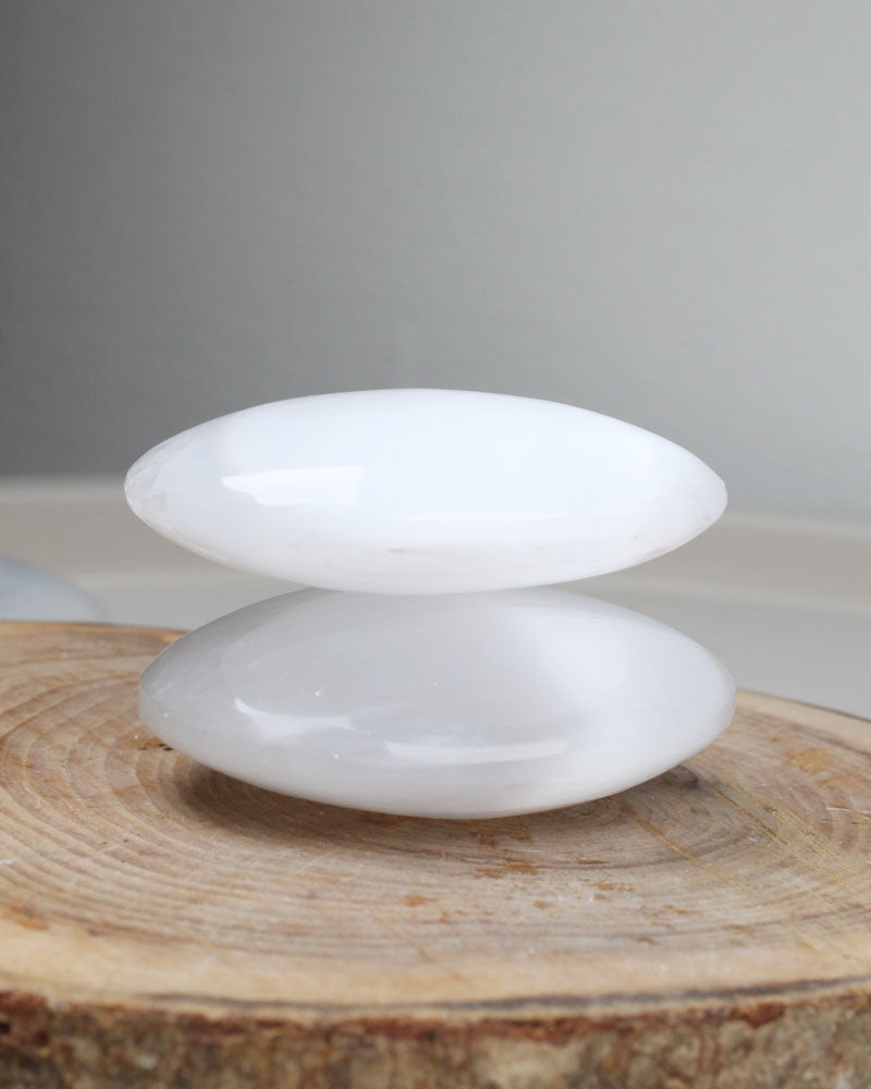 Selenite Palm stone white 6 cm