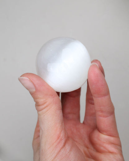 Selenite Sphere white 3-4 cm